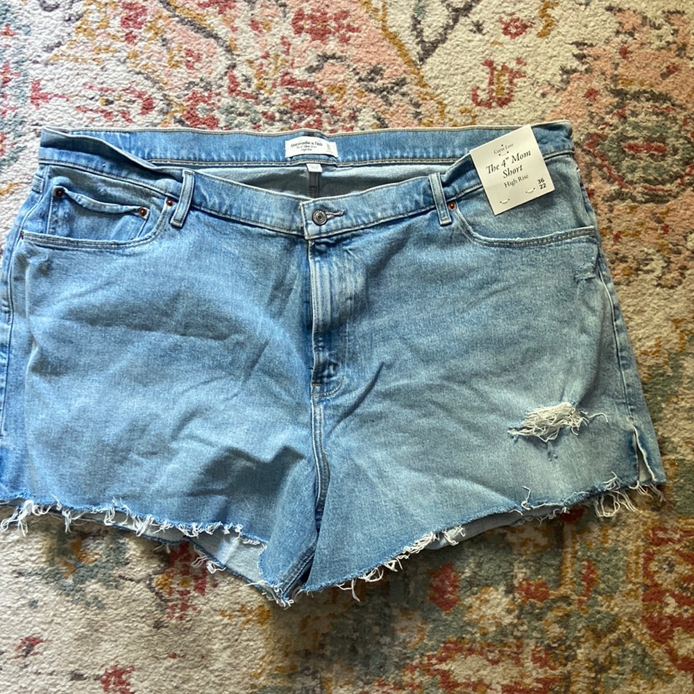 Abercrombie The 4” Mom short high rise curve love